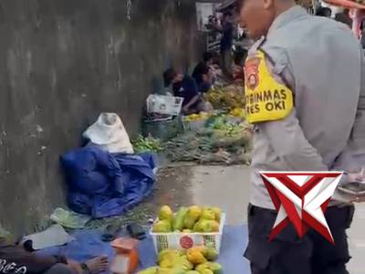Kanit binmas melakukan patroli di pasar