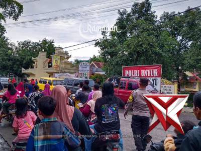 Polsek Kesamben Hadir Dampingi Warga Berbagi Takjil untuk Pengguna Jalan