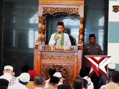 Momen Khusyuk Kapolda Sumsel dan UAS di Masjid As Sa'adah