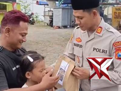 Berbagi Takjil Polsek Nguntoronadi Bersama Bhayangkari ??