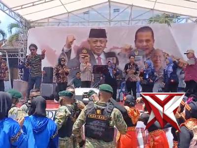 Kapolsek Singosari bernyanyi bersama di acara HUT TNI 80