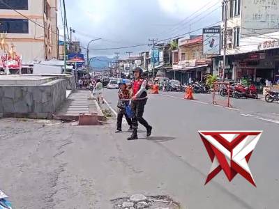 Sat Samapta Polres Tomohon, Melaksanakan Patroli Selanjutnnya membantu masyarakat menyebrang jalan