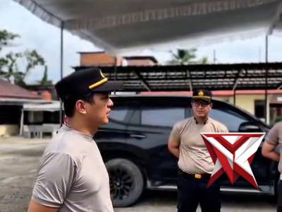 Polsek Bayung Lincir Merevitalisasi Jembatan Sungai Sarim RT. 09 Kec. Bayung Lincir Kab. Musi Banyua - PoliceTube