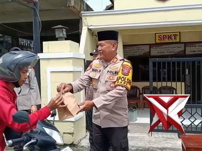 Kapolsek pare bersama anggota polsek membagikan takjil kepada pengguna jalan raya