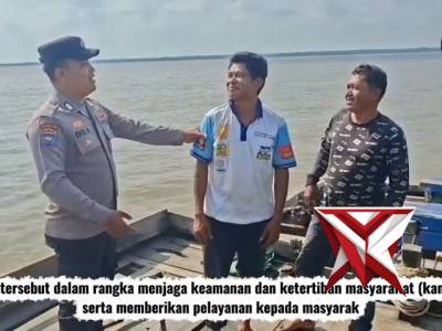 Personil Polsek Kuala Kampar Sambangi Kapal Motor - PoliceTube
