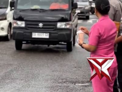 Berbagi Berkah Ramadhan, Polres Mabar Rutin Bagikan Takjil untuk Masyarakat dan Pengguna Jalan