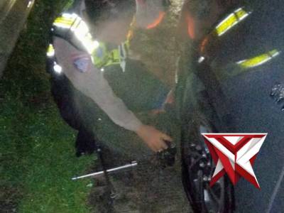 Pos Pengamanan (Pos Pam) Exit Tol Ngawi membantu seorang pemudik yang mengalami pecah ban