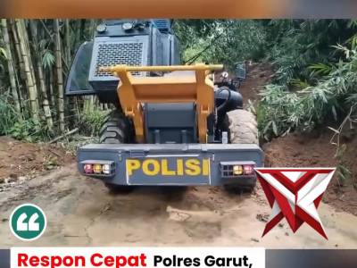 Sigap Tangani Longsor, Polsek Limbangan Bersama Tim Gabungan Buka Akses Jalan Garut&ndash;Sumedang