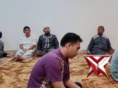 Usai ibadah sholat isya menjelang sholat Taraweh, ada pesan cinta yang tersampaikan. Kapolsek Lubuk
