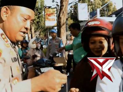 Polres Tuban pembagian baksos kepada ojol dan bagi takjil kepada masyarakat pengguna jalan