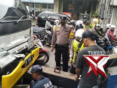 Evakuasi truck laka di TL Garuda Singosari - PoliceTube