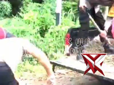 Polsek Bts Ulu polres Musi Rawas melaksanakan giat penimbunan jalan yang berlobang - PoliceTube