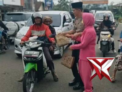Pembagian Takjil Personil Polsek Pagaralam selatan Polres Pagaralam - PoliceTube