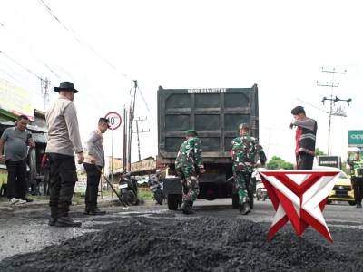 Pembersihan lingkungan dan penambalan jalan lubang - PoliceTube