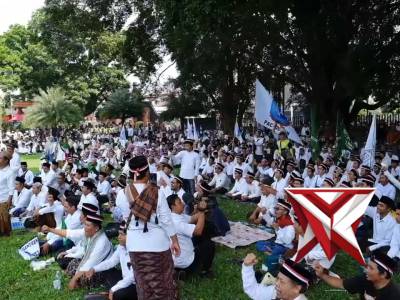 *Ratusan Santri Himasal Kediri Raya Gelar Long March dan Aksi Damai 'Bela Kiai dan Pesantren'*