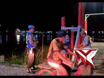 Patroli Sambang Desa Malam Hari Anggota Polsek Sidayu, Senyum, Sapa Dan Salam Kepada Warga Di Bantar