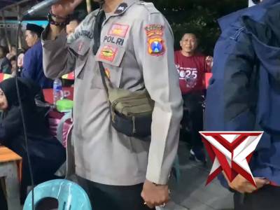 Anggota Polsek tambak giat himbuan Kamtibmas dengan penoton turnamen bola volly - PoliceTube