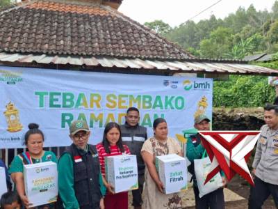 Berbagi bersama warga