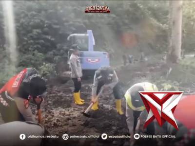 Polres Batu bergerak cepat menanggapi terjadinya tanah longsor