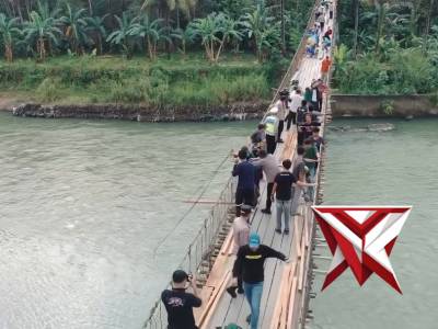Polres Lahat dan Warga Negeri Agung Perbaiki Jembatan Desa