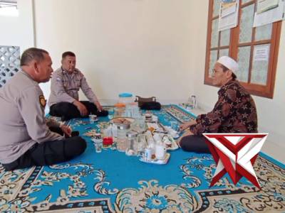 Kapolsek tlanakan bersama anggota melaksanakan silaturrahmi dengan KH Mahrus Ali