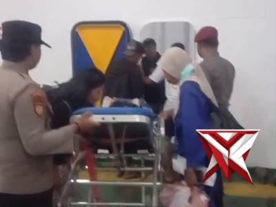 Pos Pam Laut Namlea membantu Warga Mayarakat yang sakit untuk di Rujuk ke Ambon menggunakan Kapal