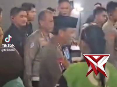 Kapolri Sambangi kedai ado presisi, ngobrol, Serap aspirasi Komunitas ojol palembang

Kapolri Jender