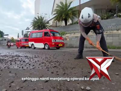 Respon Cepat Pembersihan Kerikil Jalan Satllantas Polres Cianjur