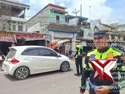 Pantau Arus Lalu Lintas, Personel Polres OKI Sampaikan Update Jalan Terkini