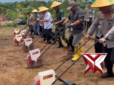 Kapolda Sumbar Laksanakan Penanaman Jagung Kuartal IV Dukung Ketahanan Pangan - PoliceTube