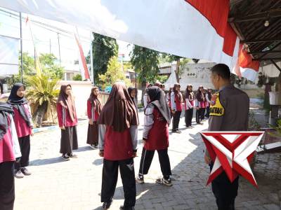 Polsek Pajarakan melatih PBB kepada siswa/i Mts Salafiyah Pajarakan Kulon guna persiapan gerak jalan