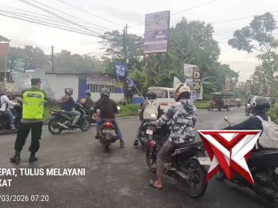 Anggota Polsek Alian melaksanakan giat pengaturan arus lalin disimpang Jatimulyo Kecamatan Alian