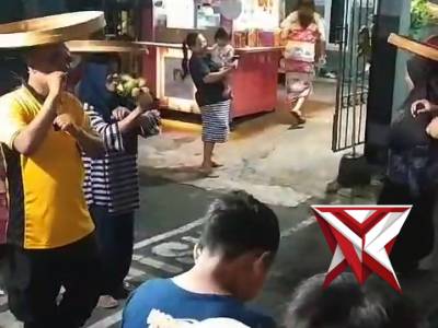 Anggota polsek pare polres kediri melaksanakan lomba Agustus 17an untuk persatuan bangsa