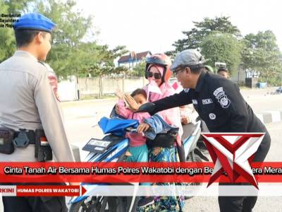 Cinta Tanah Air Bersama Humas Polres Wakatobi dengan Berbagi Bendera Merah Putih - PoliceTube