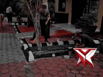 Giat Anggota Polsek Air Gegas Melaksanakan Bersih-Bersih Di Halaman Mako Polsek .