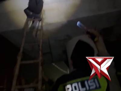 POLRES SAMPANG - EVAKUASI PRIA DI KOLONG JEMBATAN JLS