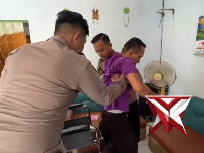 Bantuan kursi roda dari dokes polres
