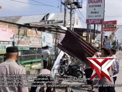 Polsek Geneng melaksanakan giat tanggap bencana akibat hujan deras disertai angin puting beliung