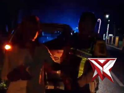 Kasat Lantas beserta anggota Satlantas OKU Timur membantu pemdik yang mengalami pecah ban