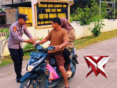 Polsek Muara Bengkal Bagi Takjil, 27/02/2026 - PoliceTube