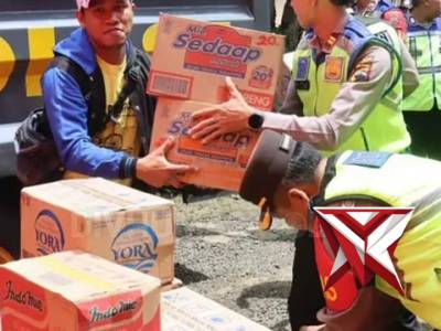 Polres Purbalingga melaksanakan bakti sosial dengan memberikan layanan layanan kesehatan gratis