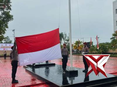 Personel Polresta Bulungan melaksanakan Upacara pengibaran bendera merah putih dalam HUT RI 80