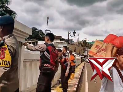 Sinergi Polresta Bogor Kota, Brimob dan Dinas PUPR Lakukan Pengecekan serta Pembersihan Jembatan