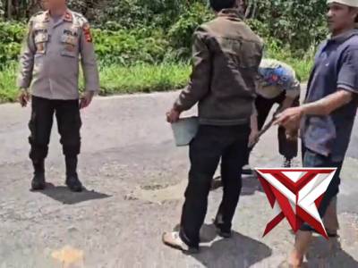 Anggota Polsek Kikim Barat melaksanakan giat penambalan Jalan - PoliceTube