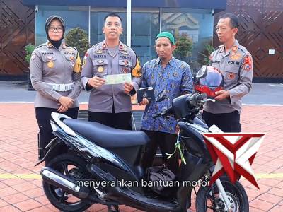 Polres Ngawi melaksanakan penyaluran bantuan sepeda motor kepada korban kebakaran kendaraan