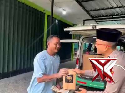 ? Satlantas Polres Magetan Bagi Takjil Gratis!

Satlantas Polres Magetan membagikan takjil gratis k