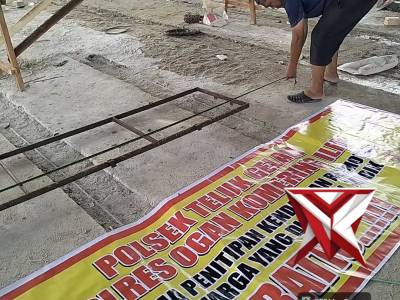 Pemasangan Rangka sepanduk di Wilkum poLsek teluk gelam