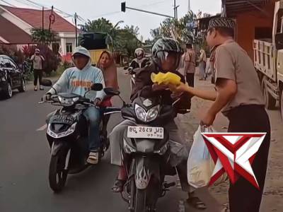 Polsek Dempo Utara Polres Alam berbagi takjil dibulan ramadhan