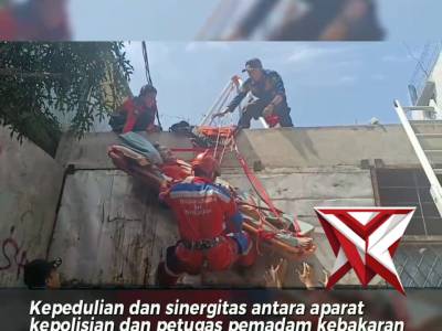 Bhabinkamtibmas Polsek Baleendah Bersama Damkar Evakuasi Warga Sakit ke RSUD Al-Ihsan Baleendah