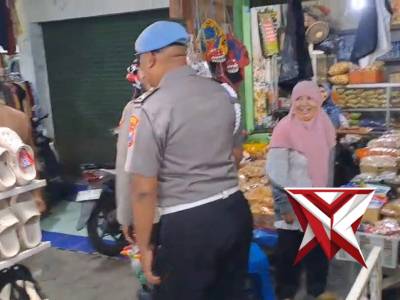 Bersama Muspika Kapolsek Turen Polres Malang Pantau Situasi Pasar Turen.
